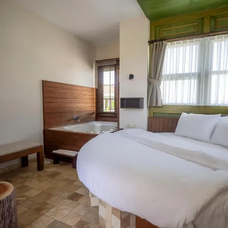 Cesmekes Szálloda *